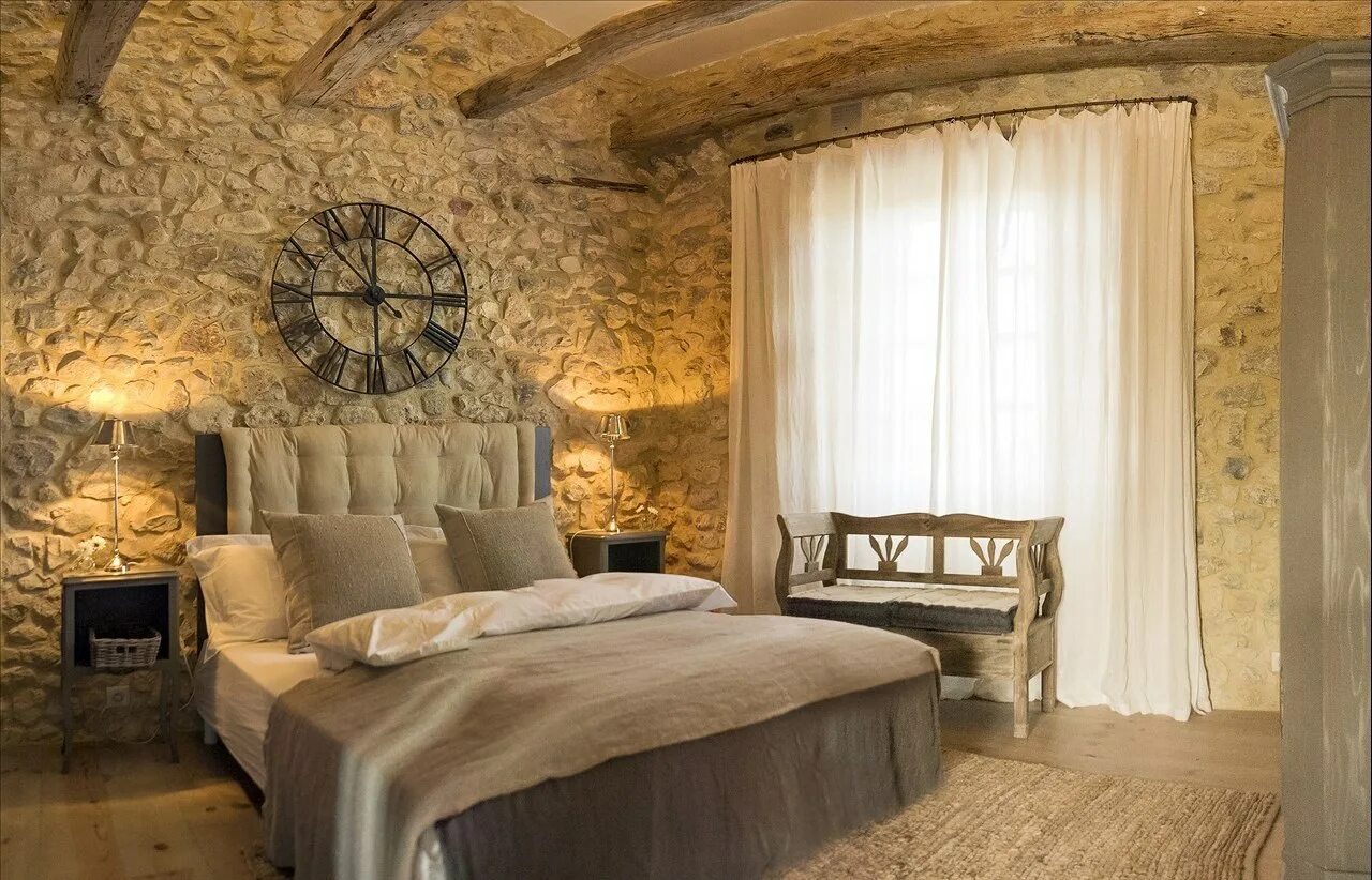 Декоративная отделка комнаты. Штукатурка Мазанка Прованс. Отделка камнем в интерьере. Спальня в старинном стиле. Спальня в средневековом стиле.