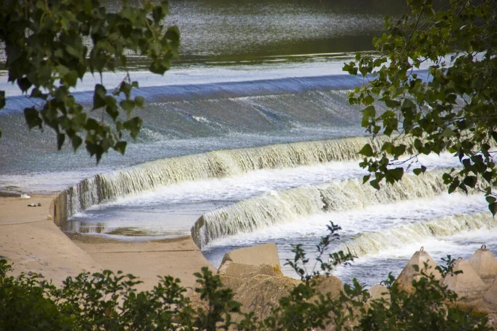 Водопады саратовской. Балаково водопады на Иргизе. Большой Иргиз Саратовская область водопад. Иргиз водопады Саратовская. Переливная плотина на реке большой Иргиз.