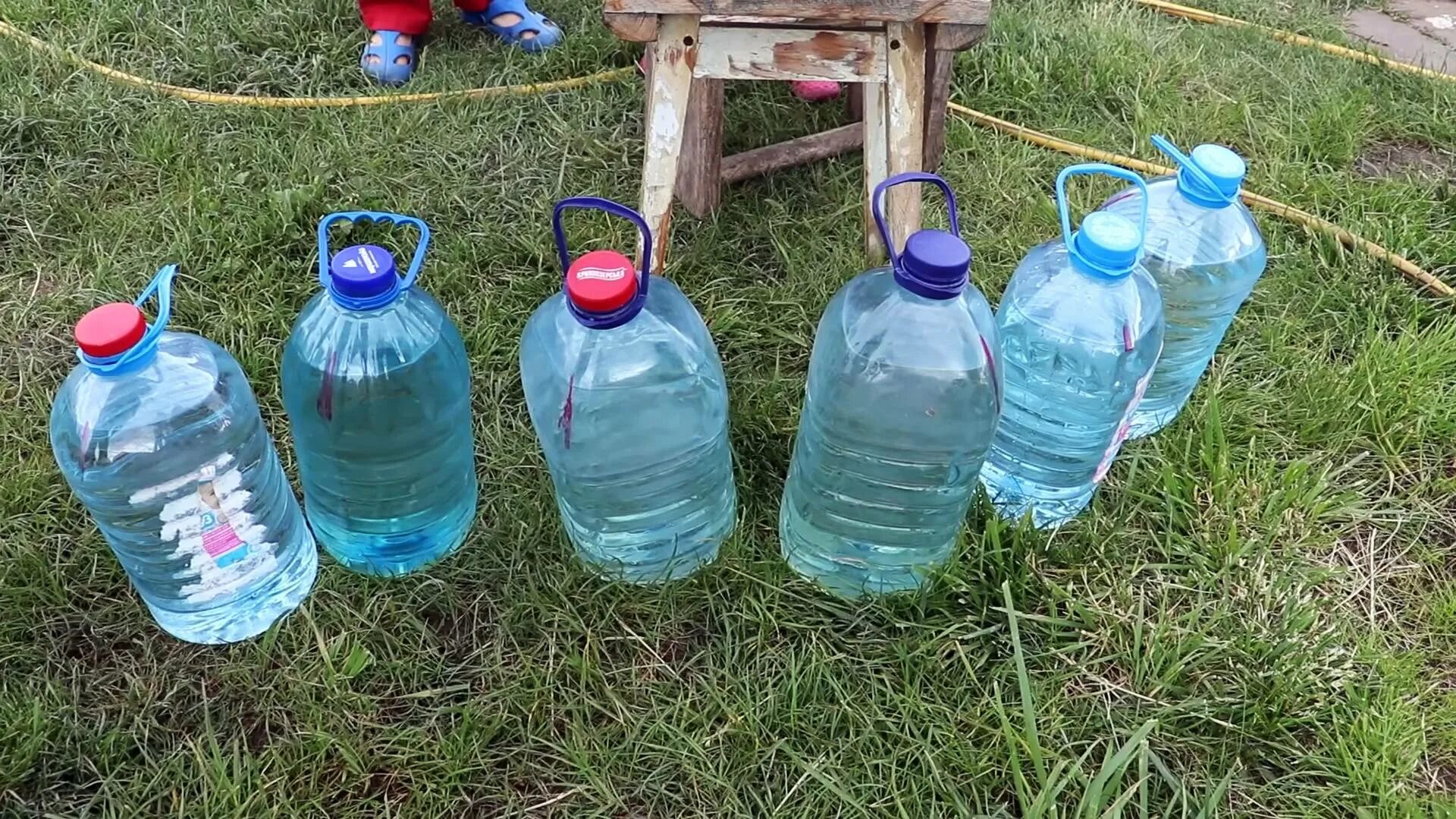 Сколько пятилитровых бутылок. Пластиковые бутылки для полива. Полив из бутылок. Капельный полив бутылками. Капельный полив из пластиковых бутылок.