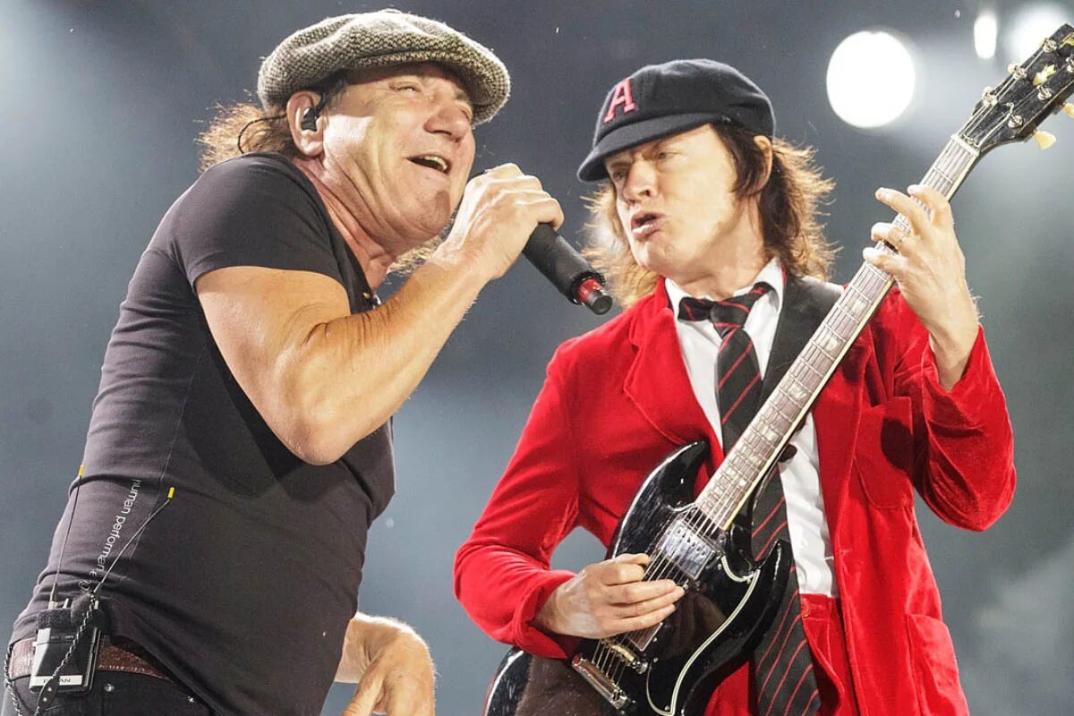 AC DC 1979 Angus young. Brian Johnson AC DC. Брайан Джонсон AC/DC 2020. Группа AC/DC (АС/ДС). Ac dc группа песни слушать