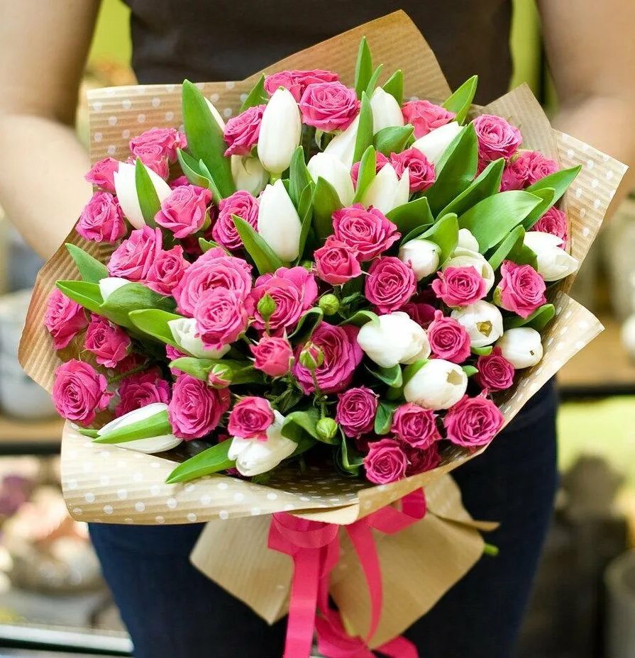 Можно ли ставить тюльпаны с розами. Букет из тюльпанов. Букет разноцветных тюльпанов. Красивые букеты из тюльпанов.