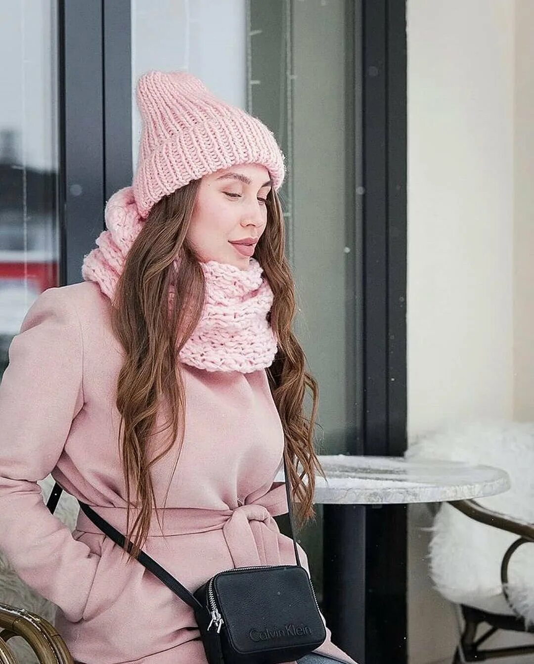 Розовая куртка какую шапку. Шапка розовая женская. Qed london куртка. Розовый пуховик женский. Шапка к розовой куртке.