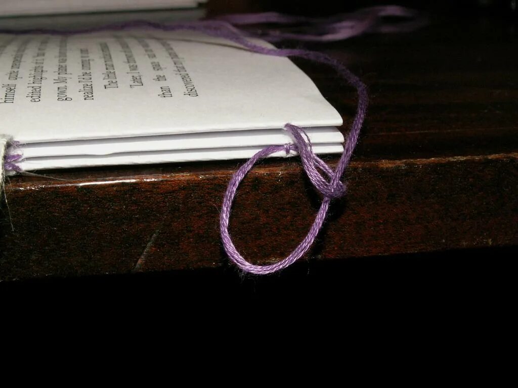 Сшить переплет книги. Переплет сшивание нитками. Сшитый книжный блок. Твердый переплет нитками. Переплёт книги своими руками.