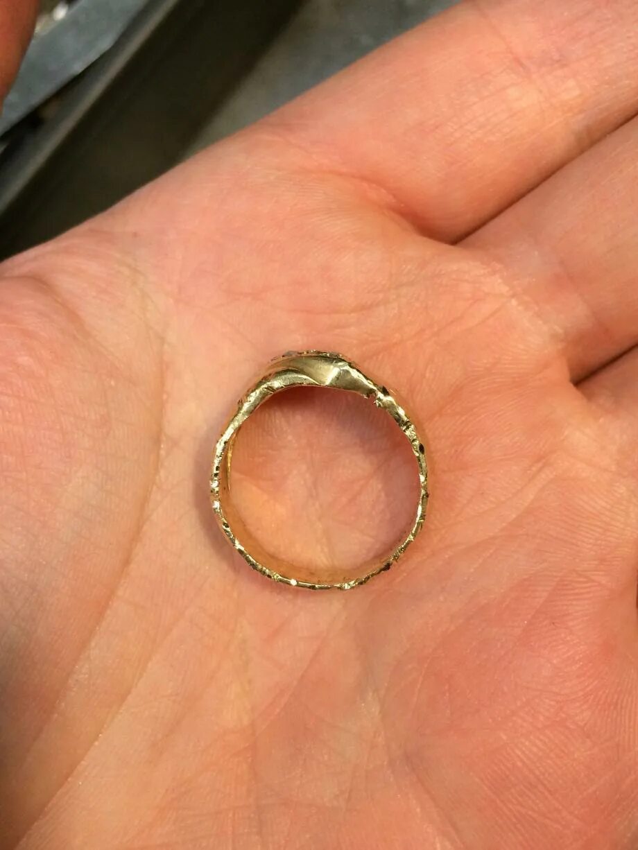 Почему стоит кольцо. Кольцо обычное. Обручальное кольцо в оадоне. Интересные кольца. Кольцо на руке.