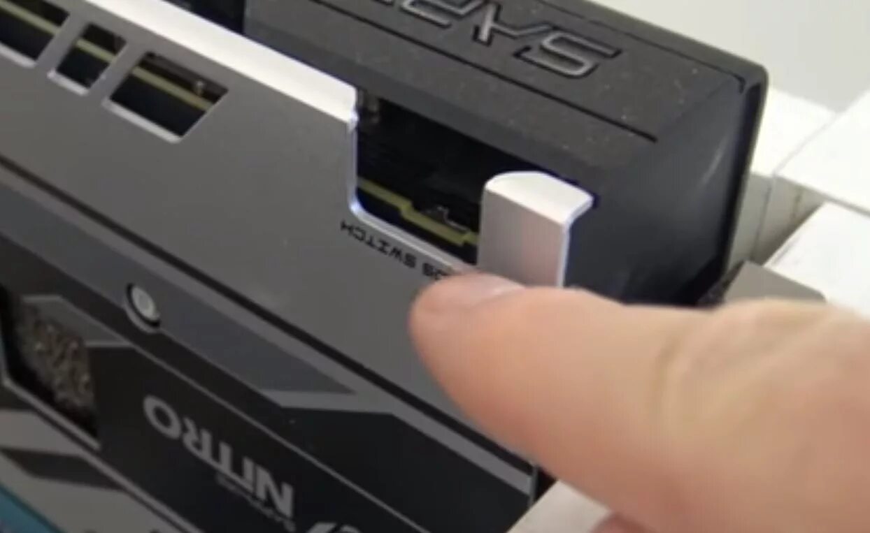Bios switch. Rx 580 переключатель биоса. rx 580 sapphire переключатель. nitro sapphire rx 570 switch bios. sapphire rx580 bios switch.