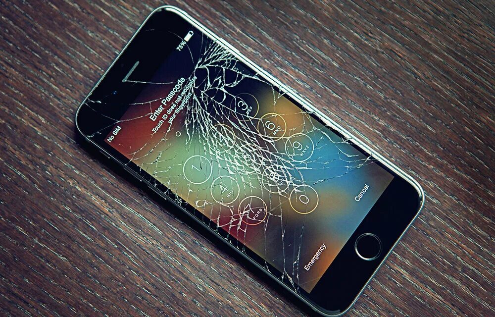 Трещины на айфоне. Разбит экран смартфона. Разбитый дисплей. Разбитый айфон.