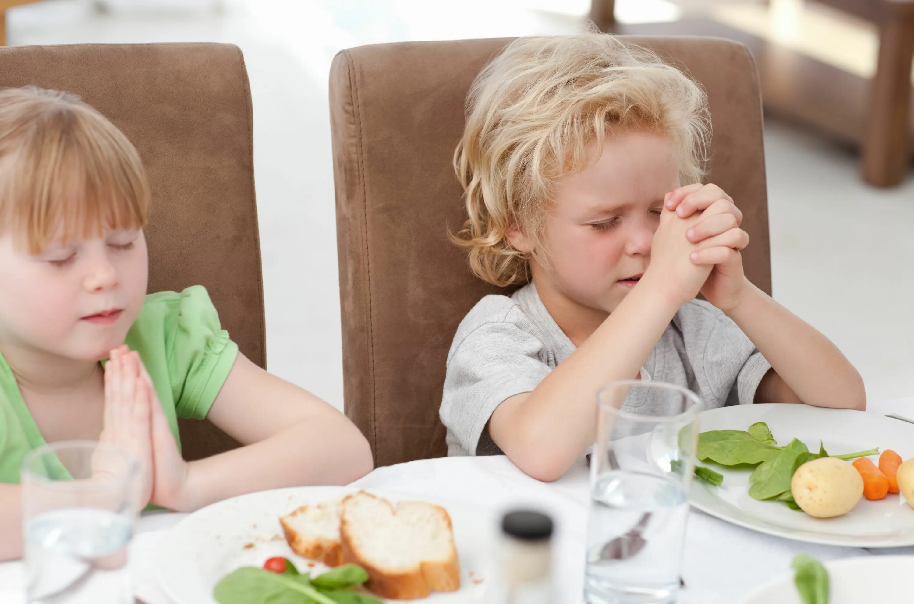 Если забыл сказать перед едой. Ребенок молится перед едой. Благословение еды пищи. Человек молится перед едой. Перед обедом.