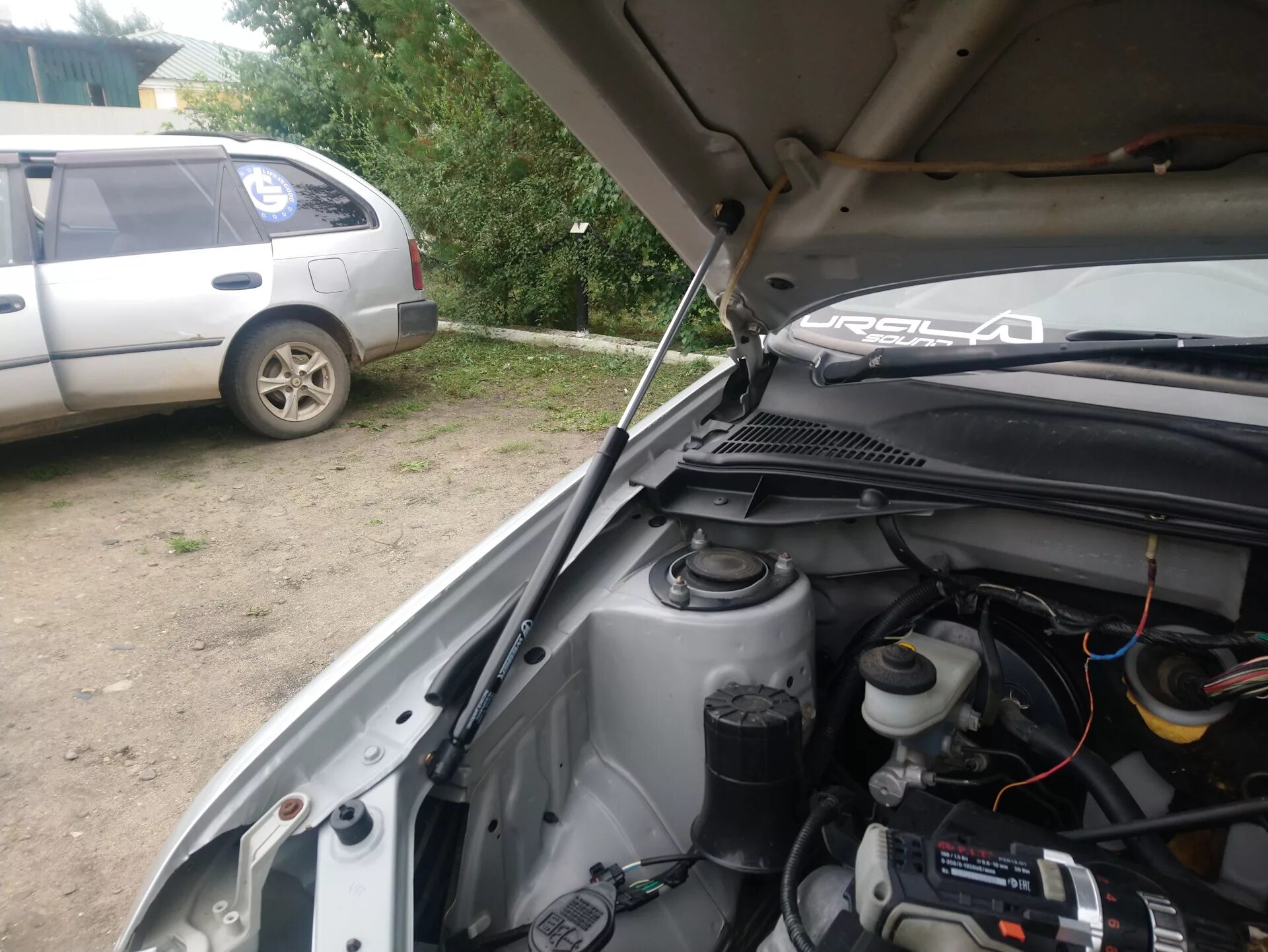 Газ упоры капота. Газ упоры капота. Упор капота foton 824. Газовые упоры капота тойота авенсис 2 установка. Газ упоры капота.