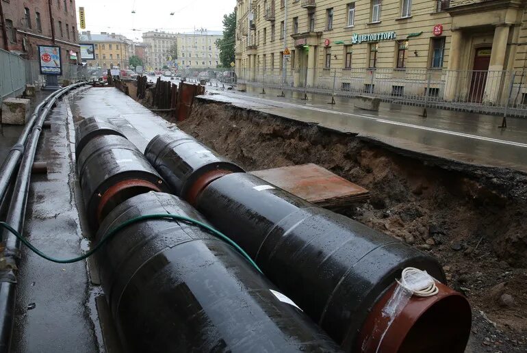 Теплосеть Санкт-Петербурга. Тепловые сети города. Трубопроводы в машине. Труба на улице.