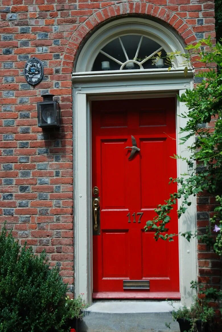 Красная входная дверь. Дом с красной дверью. Красная входная дверь в дом. Белый дом с красной дверью.