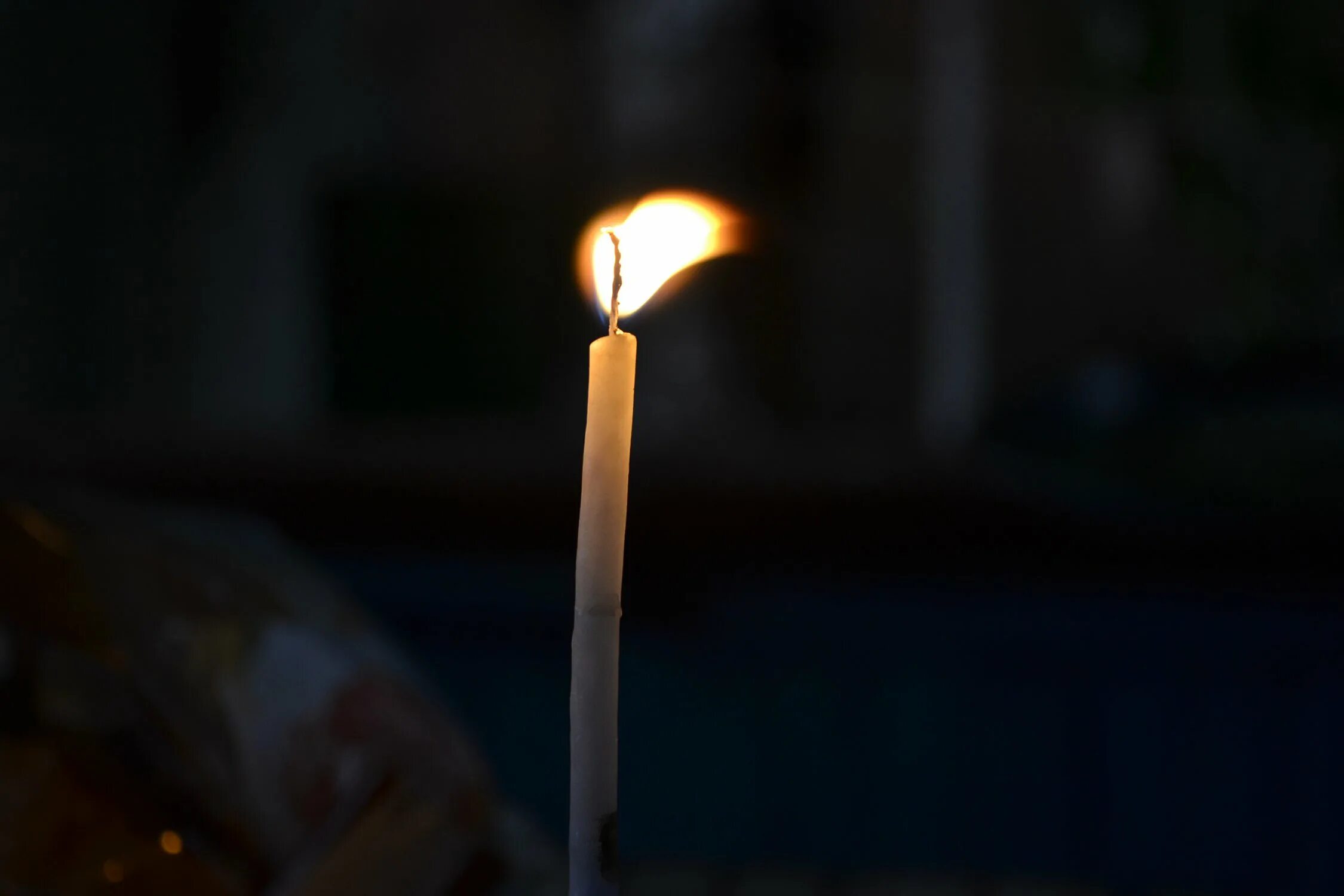 перевернутая свеча в церкви. свеча в церкви матрона. переворачивать свечки. свеча «тьма», световая. большие свечи в церкви.