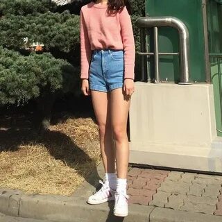 Низкая худая девушка