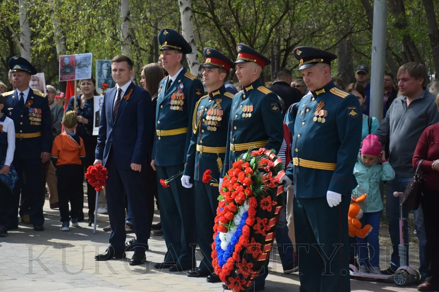 День Победы возложение цветов к Вечному огню. Стена памяти для возложения цветов. Возложение цветов на вечный огонь Лукоянов. 9 Мая Курган. Канал победа сегодня тюмень