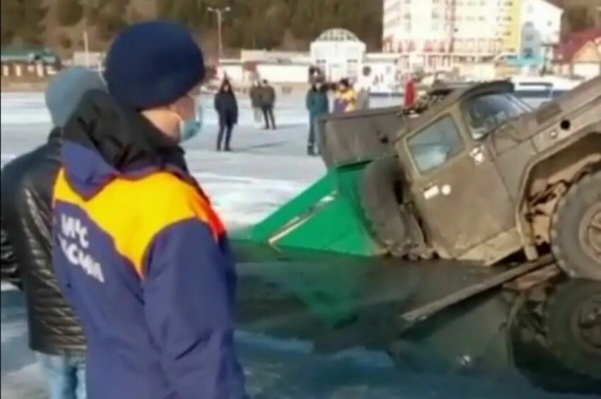 Провал авто под лед на байкале. Байкал на машине. Машина ушла под лед на байкале. Машина провалилась под лед на байкале. Машина ушла под лед на байкале.