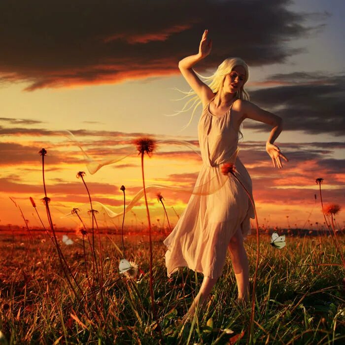 Танцующая девушка на природе. Счастливая девушка на природе. Танцующая девушка в лучах солнца. Девушка и солнце.