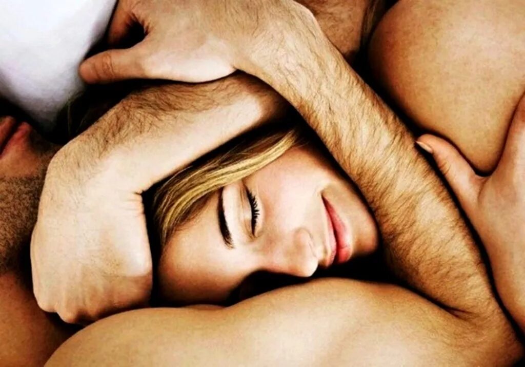 Мужчина лежит на груди у женщины. Оральные ласки мужчины и женщины. Спать на мужской груди.