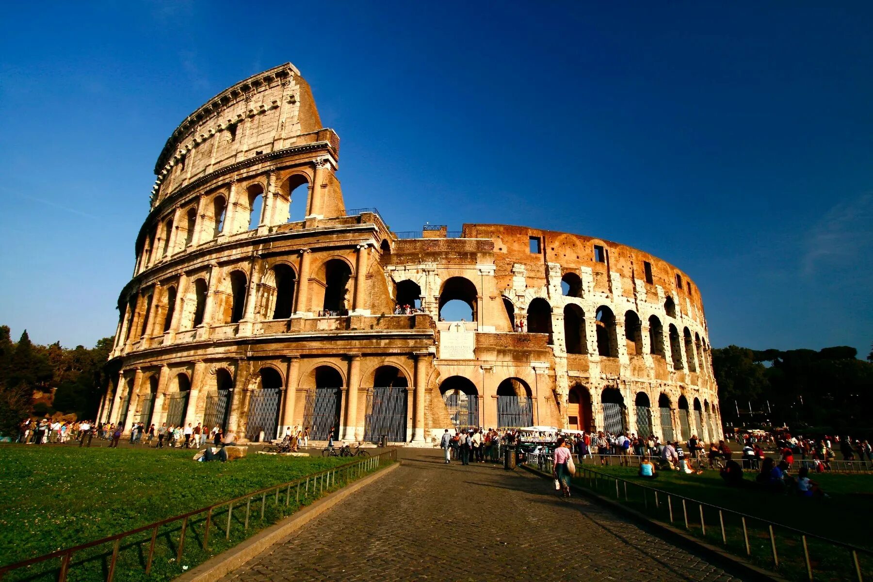 Достопримечательности Италии Колизей. The Colosseum in Rome. Италия арка и Колизей. Колизей в Риме фото.