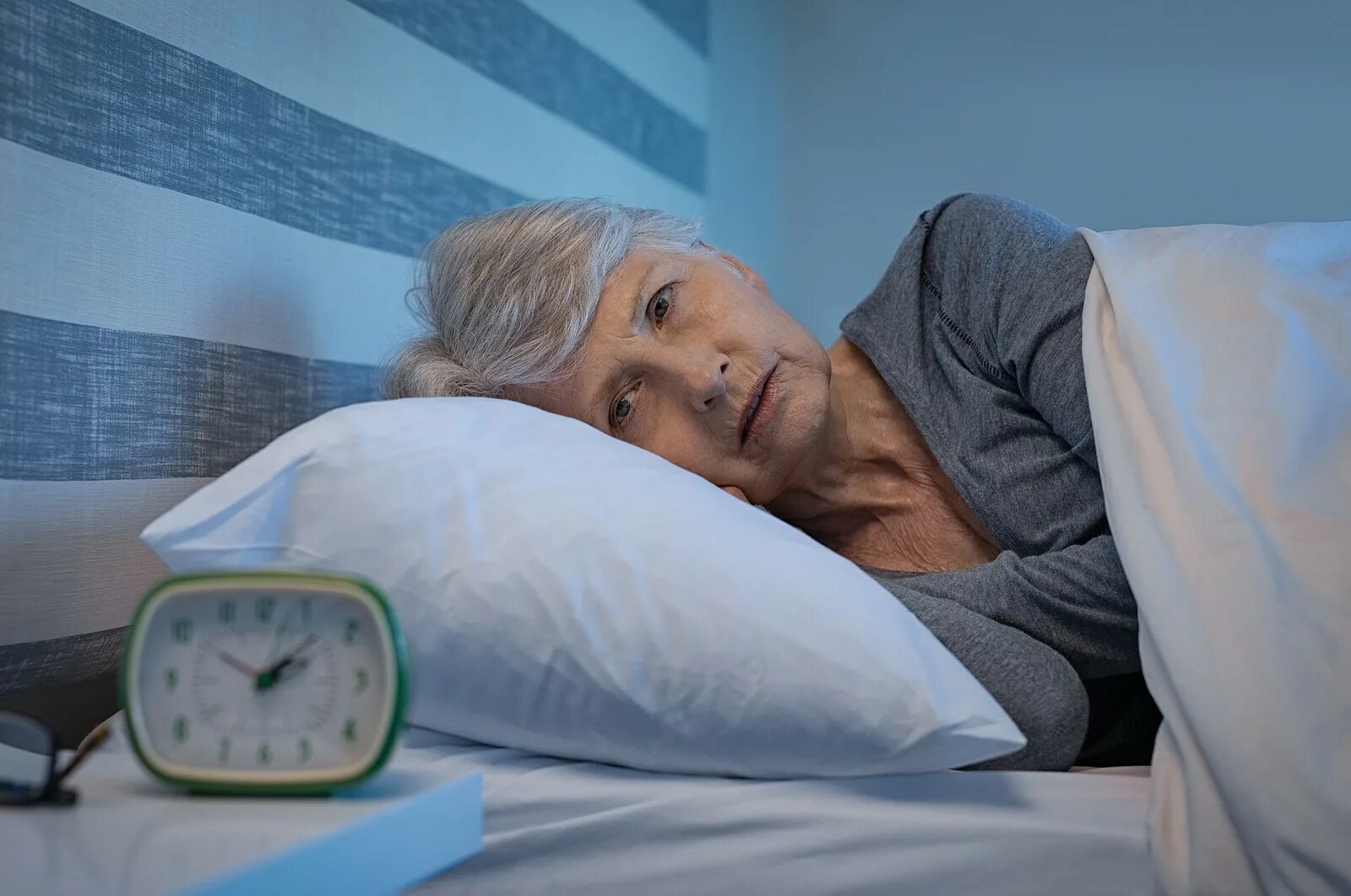 Почему пожилые много спят. Сон пожилых людей. Нарушение сна. Сон в пожилом возрасте. Бессонница у пожилых.