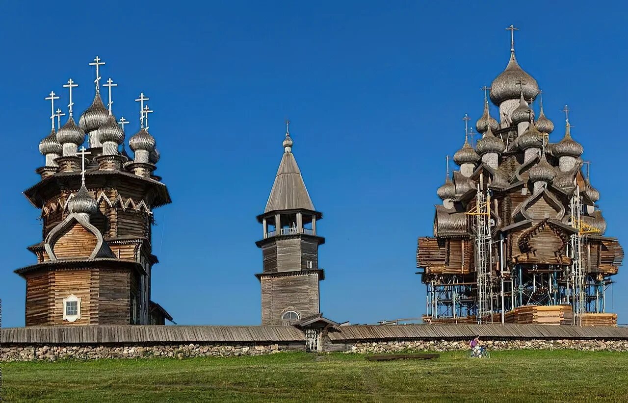 Музей на острове кижи. Кижи музей-заповедник. Музей-заповедник «Кижи» (о. Кижи). Музей деревянного зодчества Кижи. Архитектурный ансамбль Кижи.