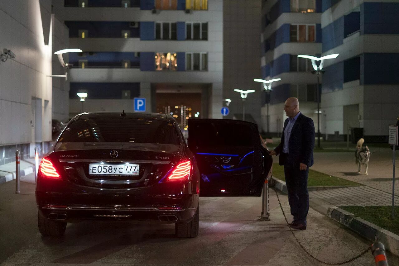 Доедем классно москва. Такси бизнес класс москва. такси бизнес класса майбах. красные машины бизнес класс. яндекс такси бизнес класс москва.