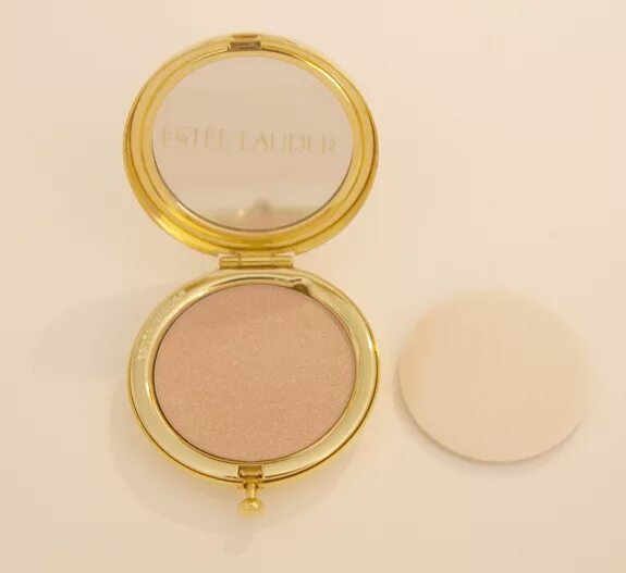 Gold compact. Estee Lauder Compact Powder. Шиммер Эсте лаудер. Эсте лаудер лимитированная коллекция пудр 2022. Эсте лаудер Сигнатюр пудра-хайлайтер.