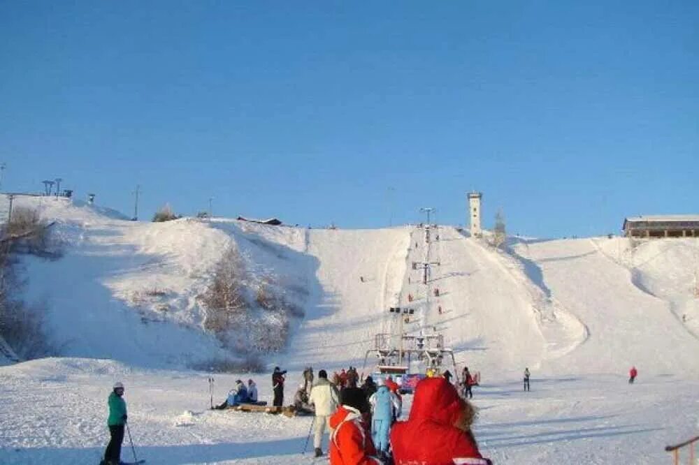 Горнолыжный курорт лоза подмосковье. Горнолыжный курорт лоза подмосковье. Горнолыжный спуск лоза сергиев посад. Горные лыжи лоза сергиев посад. Горнолыжка сергиев посад лоза.