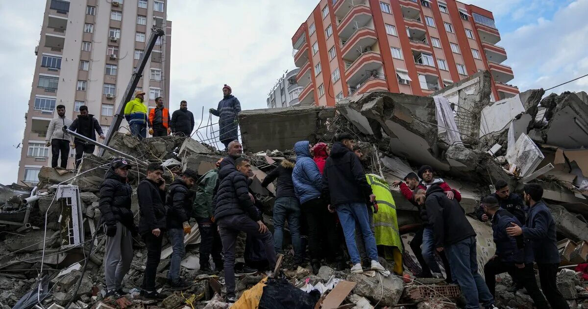 Землетрясение 31 июля 2025. Землетрясение в москве. землетрясение спасение людей.