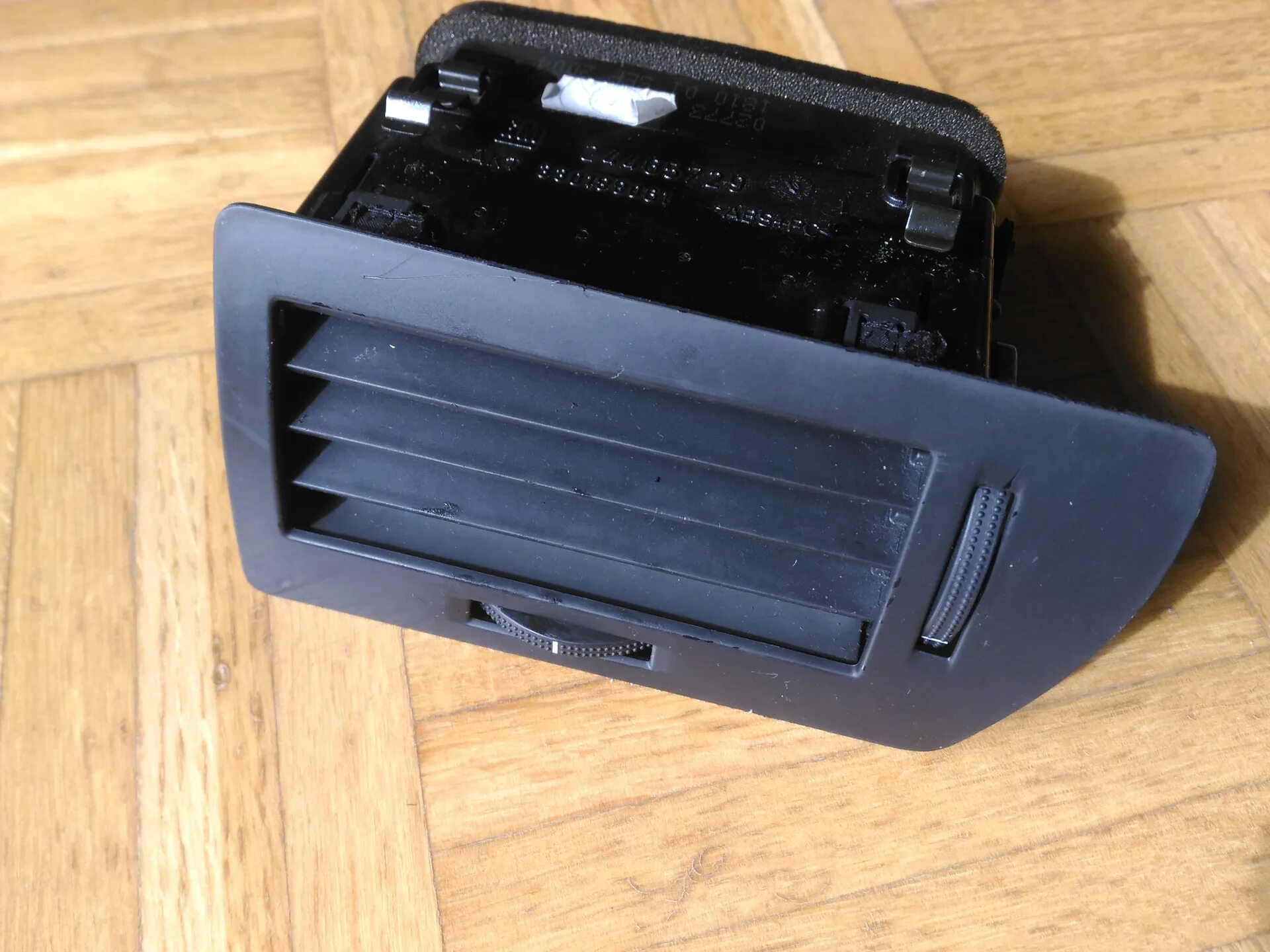 Как снять дефлекторы обдува. Дефлектор печки vw sharan. Дефлектор обдува ваз 2106. Дефлекторы печки ваз 2123. Дефлектор воздуховода королла 120.