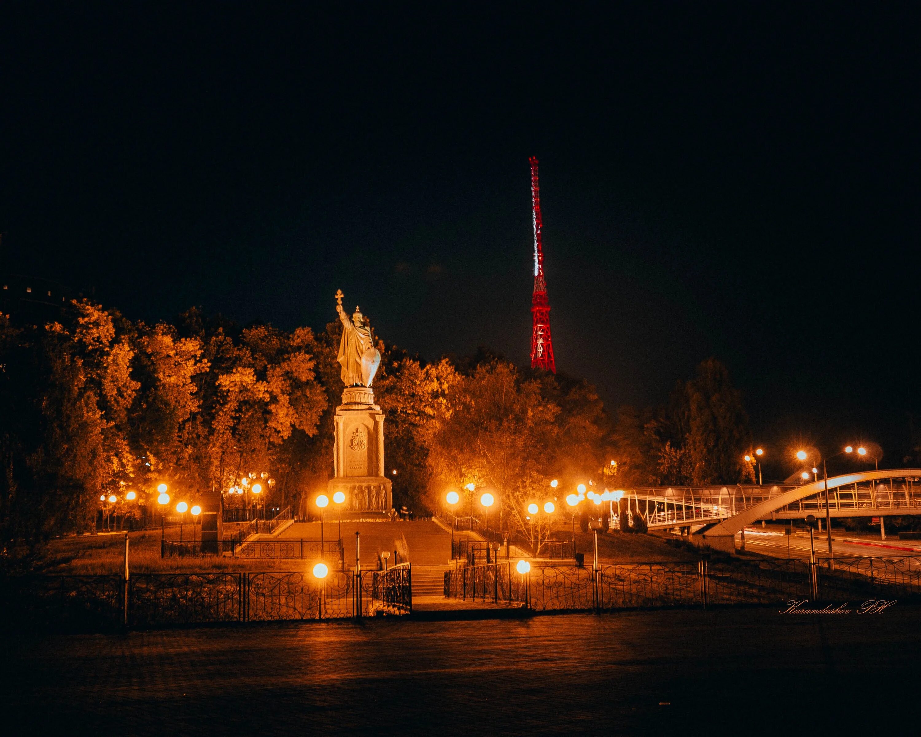 Белгород страдает. Белгородская телевышка ночью. Ночной Белгород башня. Белгород телевышка ночью. Белгород площадь ночью.