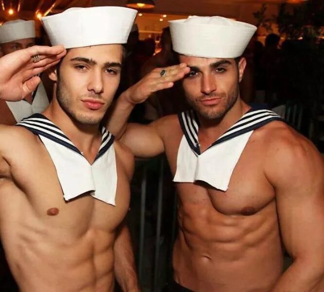 С днем вмф. Георгий гурьянов моряки. Двое моряков. Поцелуй на палубе. Матрос ретро.