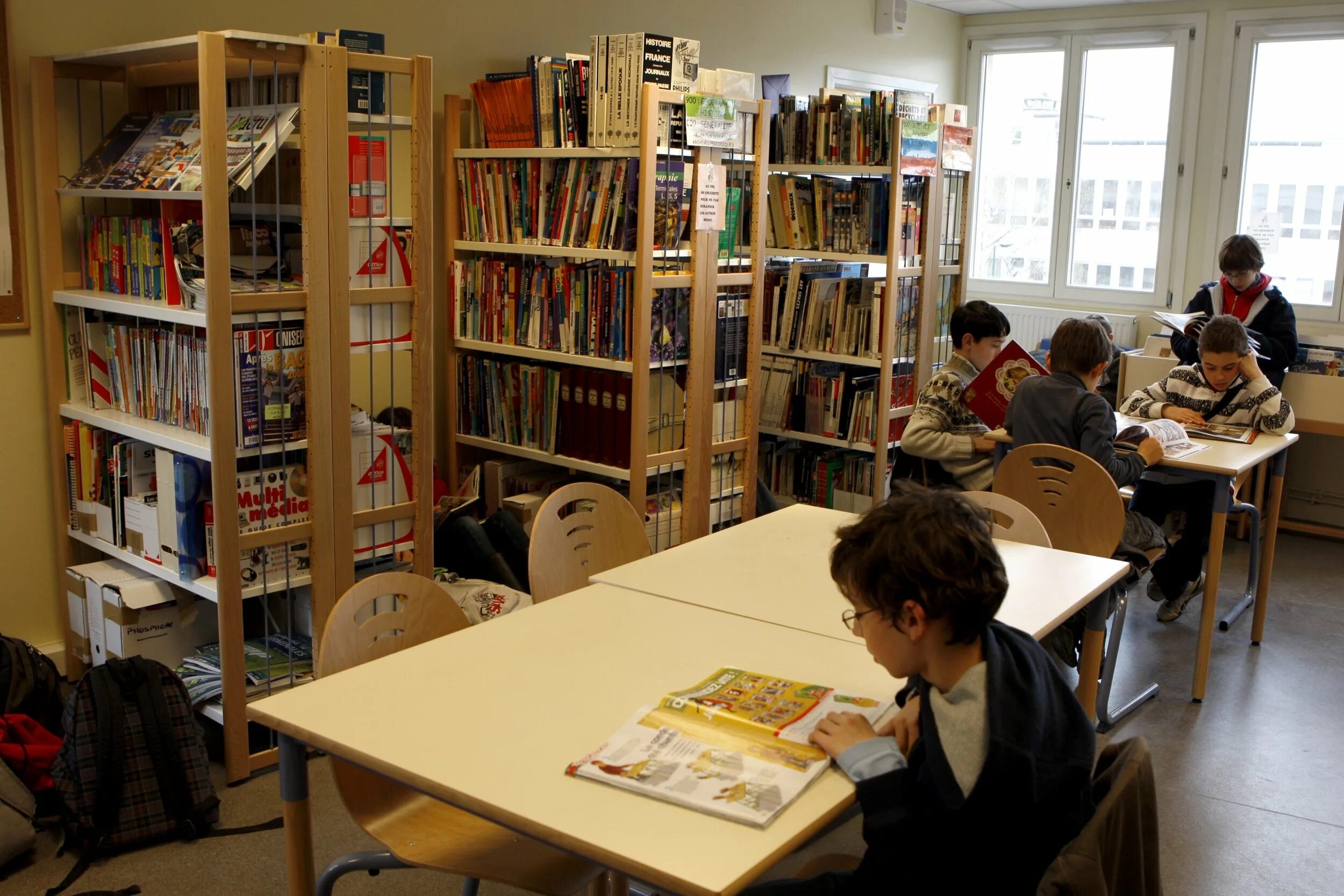 Грант в библиотеке. Library in School. 1440 Школа библиотека. Библиотека школы с сидячем местом.