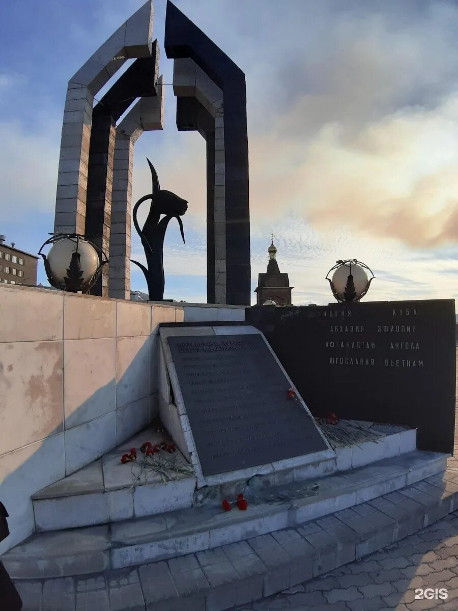 Мемориала черный тюльпан. Памятник черный тюльпан норильск. мемориал черный тюльпан таганрог. памятник-мемориал черный тюльпан норильск. черный тюльпан памятник-мемориал норильск ночью.