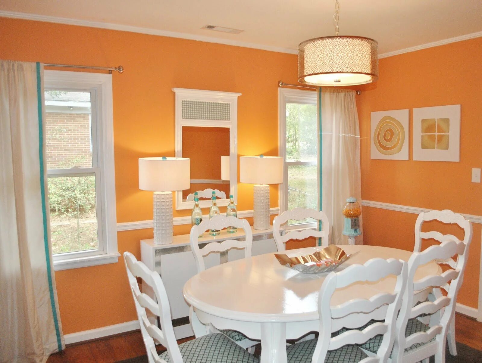 Покрасить обои на кухне. Персиковый цвет в интерьере кухни. Персиковые стены в интерьере кухни. Оранжевый цвет стен. Терракотовые стены на кухне.