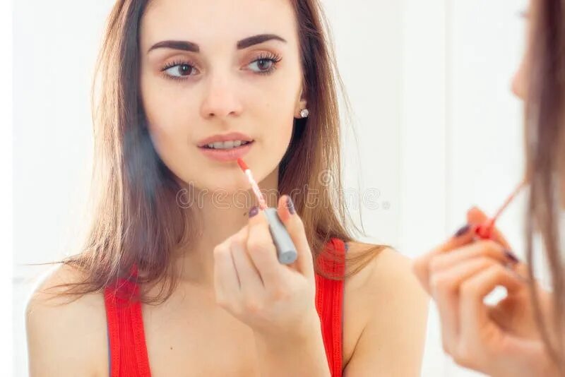 Пара делает ремонт квартиры. Девочка красит стену. Губы с красной помадой. Стильная девушка красит стены +дети. Пара красит стены.