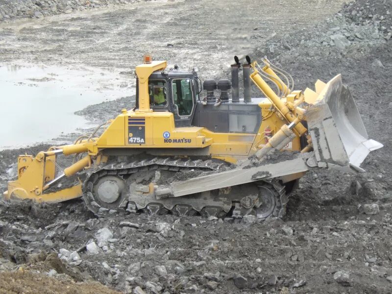 Бульдозер Komatsu d475. Komatsu k9 бульдозер. Komatsu 475. Машинист бульдозера боксит Тимана.