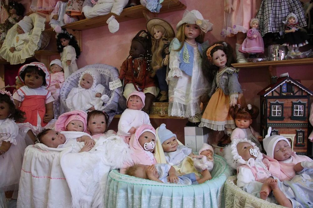 Найди пупса. Тысячи кукол. Магазин кукол. Магазин с куклами средневековье. Магазин с реборнами куклами в Москве.