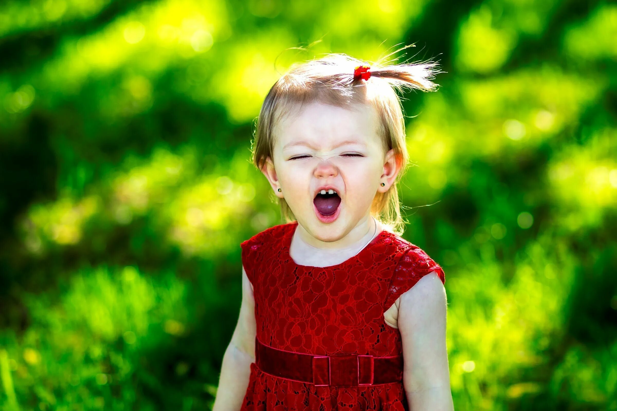 Дети радость удивление. Эмоции видео для детей. Эмоциональные лица. Мимика детей. Веселое лицо.