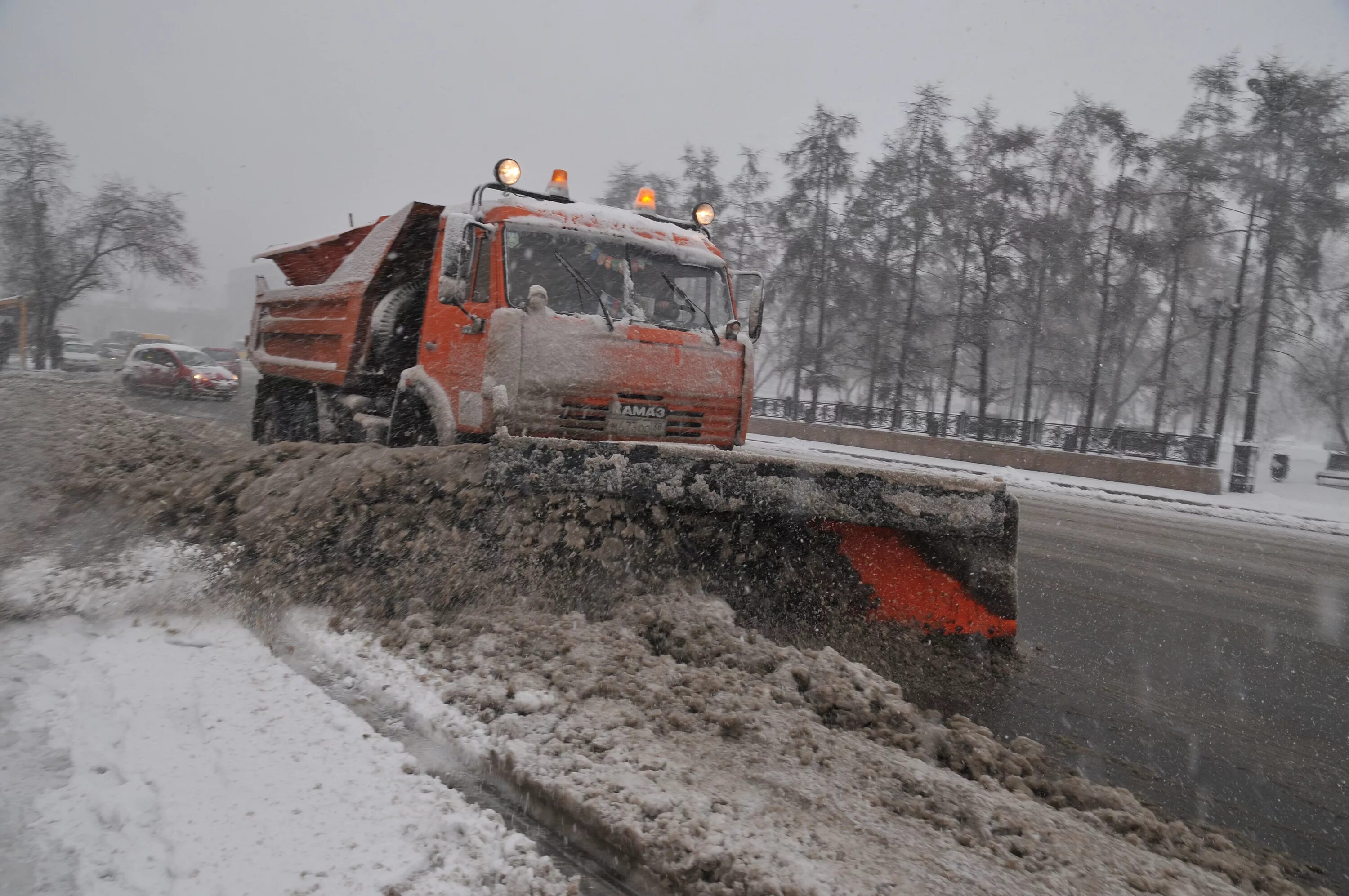 Прочищенные дороги. Расчистка дороги. Расчистка дорог от снега. КДМ уборка снега. Очистка автомобильных дорог от снега.