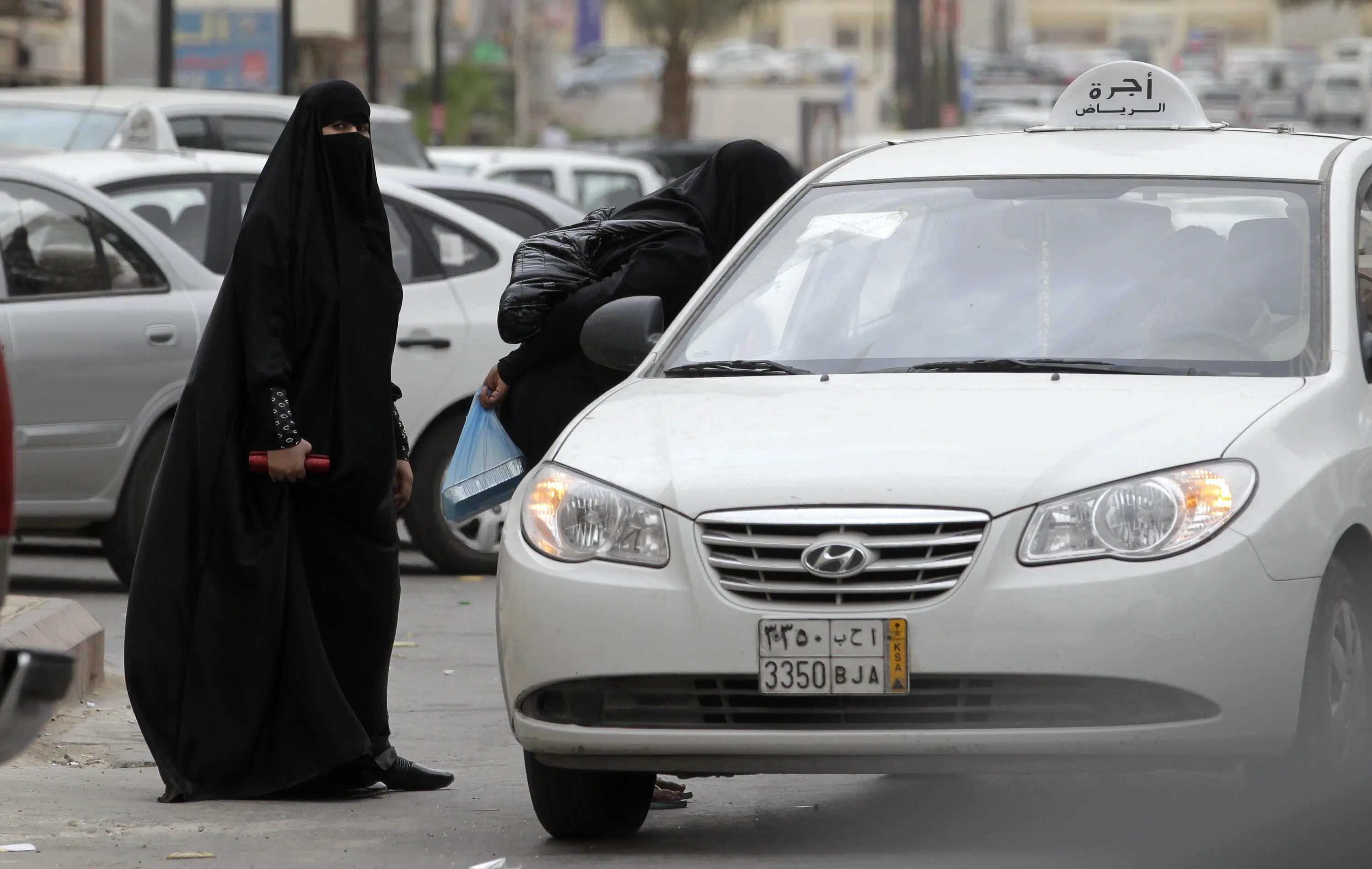 Машина мусульманина. Машина короля Саудовской Аравии. S600 короля Саудовской Аравии. Саудовская Аравия Шейх Аммар. Такси в Саудовской Аравии машины.