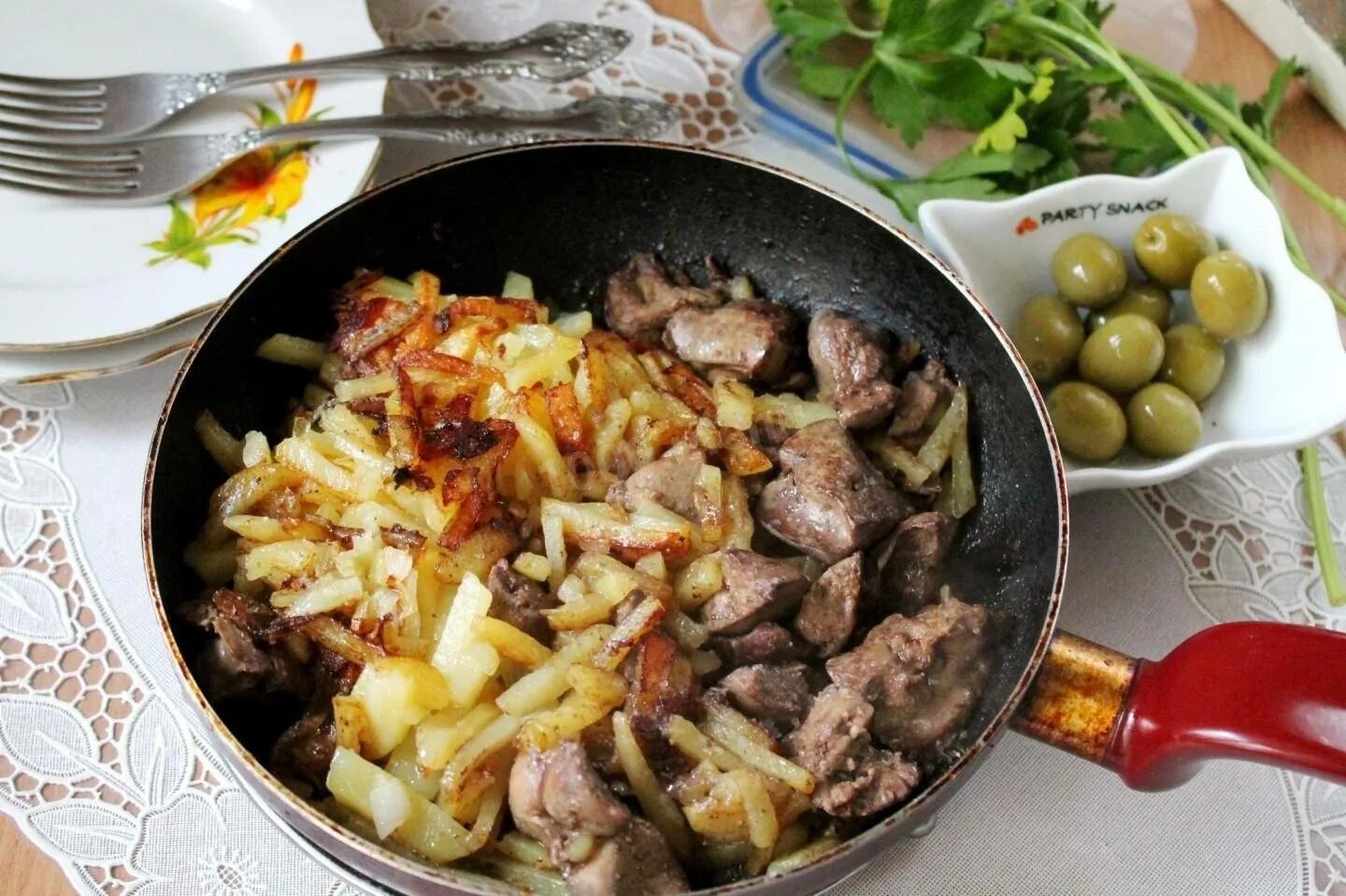 Куриные сердечки с картошкой на сковороде. Жареная картошка с печенью. жареная картошка с печенкой. картошка жареная с печенью на сковороде. куриная печень с картошкой.