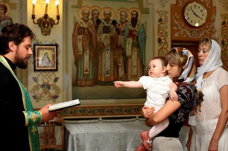 Перед крещением ребенка родители. Дети с родителями в храме. крещение ребенка. крестины в церкви. батюшка крещение.