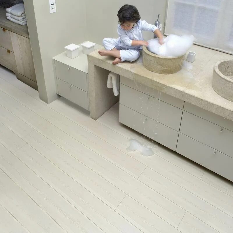 Кварц виниловый ламинат в ванной комнате. Qs livyn balance rigid click rbacl40038 дуб каньон бежевый. Кварцвиниловая плитка в ванной. Кварц винил влагостойкий. Кварцвиниловая плитка можно ли в ванную.