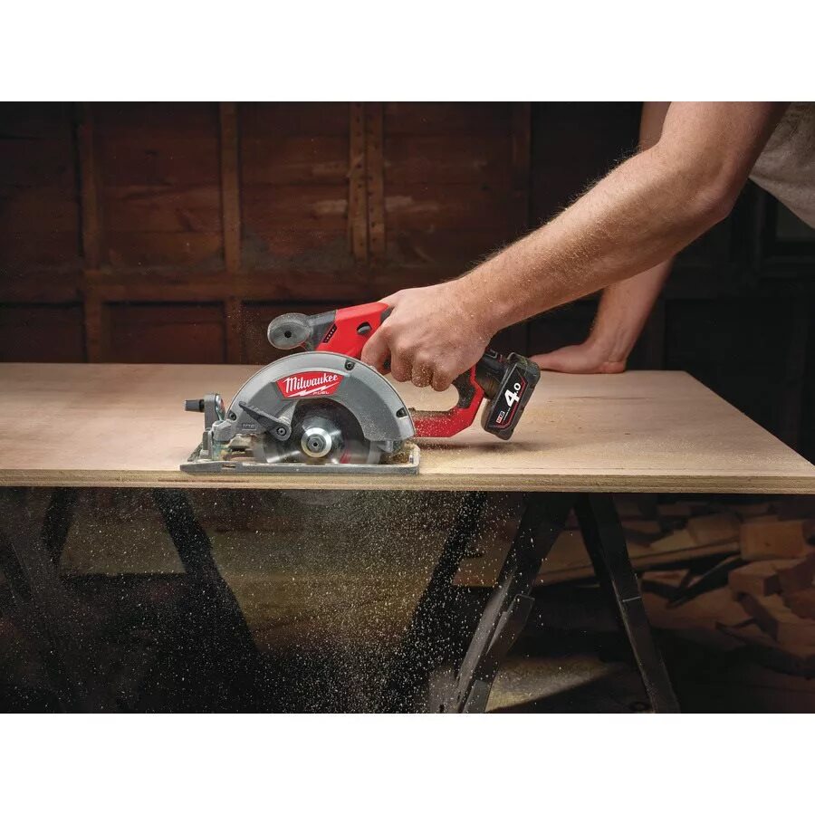 Купить лучшую циркулярную пилу. Дисковая пила Milwaukee m12 ccs44-602x. Циркулярная пила Milwaukee m12. Пила милвокер fuel m12. Мини циркулярная пила Milwaukee.