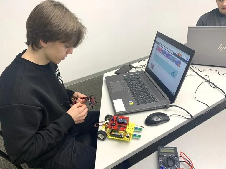 Специалист информационных технологий. Современный инженер. Яцук сергей. It специалист. Специалисты it-сферы.