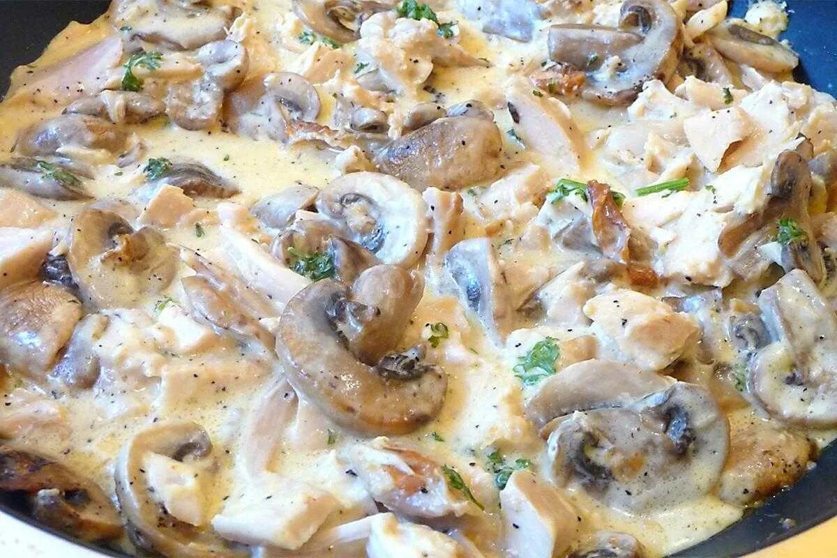 Курица с шампиньонами со сметаной