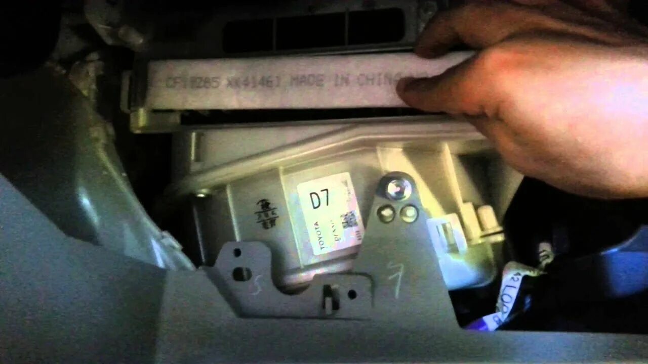 Рав 4 предохранители прикуриватель. Салонный фильтр тойота рав 4 2008. замена салонного фильтра рав 4. функарго замена салонного фильтра. салонный фильтр тойота платц где находится.