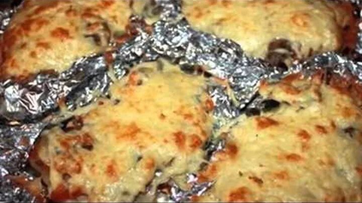 Мясо порционное запеченное в духовке. Мясо по французски в духовке фольга. Мясо по-французски в духовке из свинины с помидорами и сыром. Мясо по французски в духовке фольга. Мясо французски в духовке.