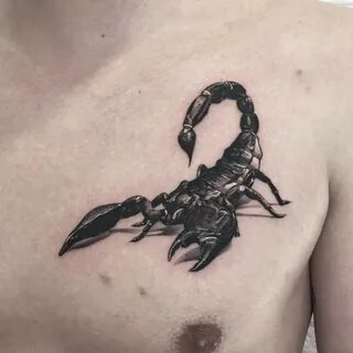 Тату скорпион на грудине
