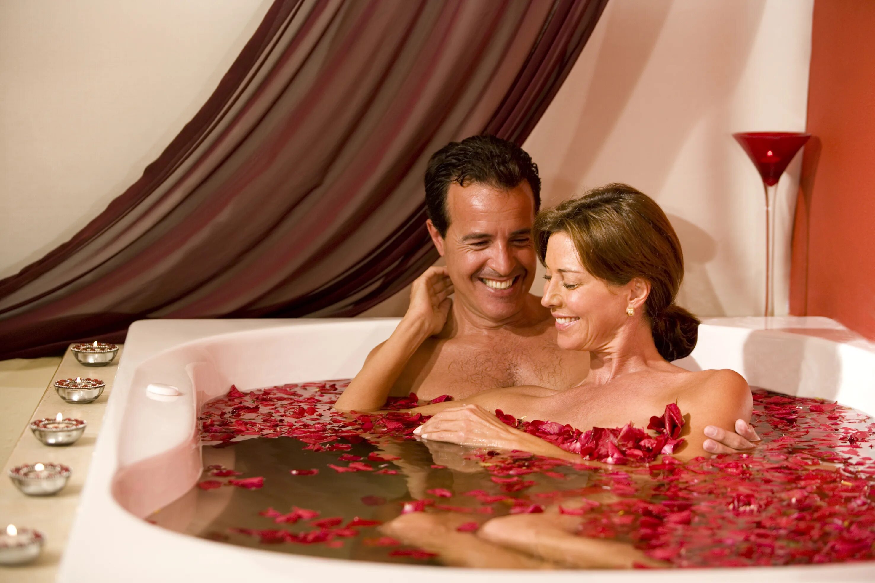 Романтический в ванной. Ванная с лепестками роз. Джакузи с лепестками роз. Ванна с розами. Жена с другом в ванной