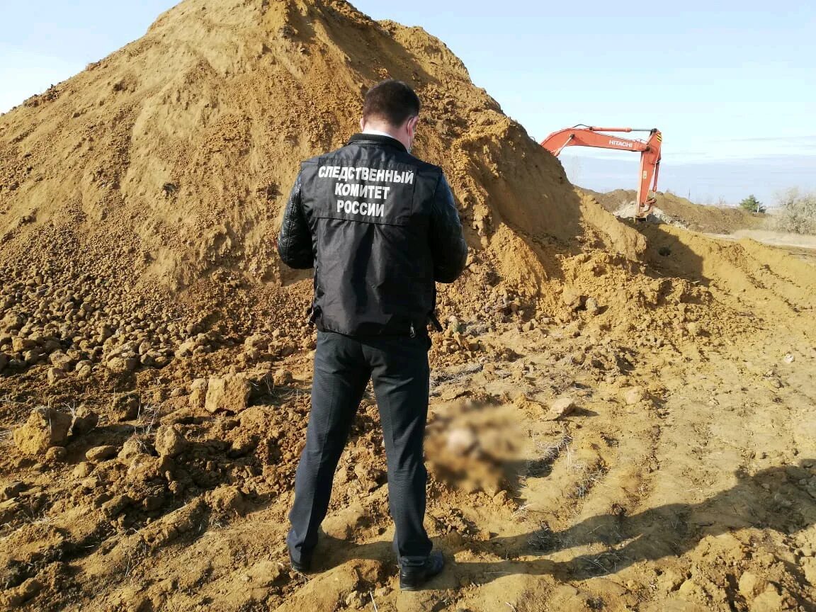 Исследование грунта. Копать траншею. Рабочий грунт. Мониторинг почв. Красноярск в котловане.